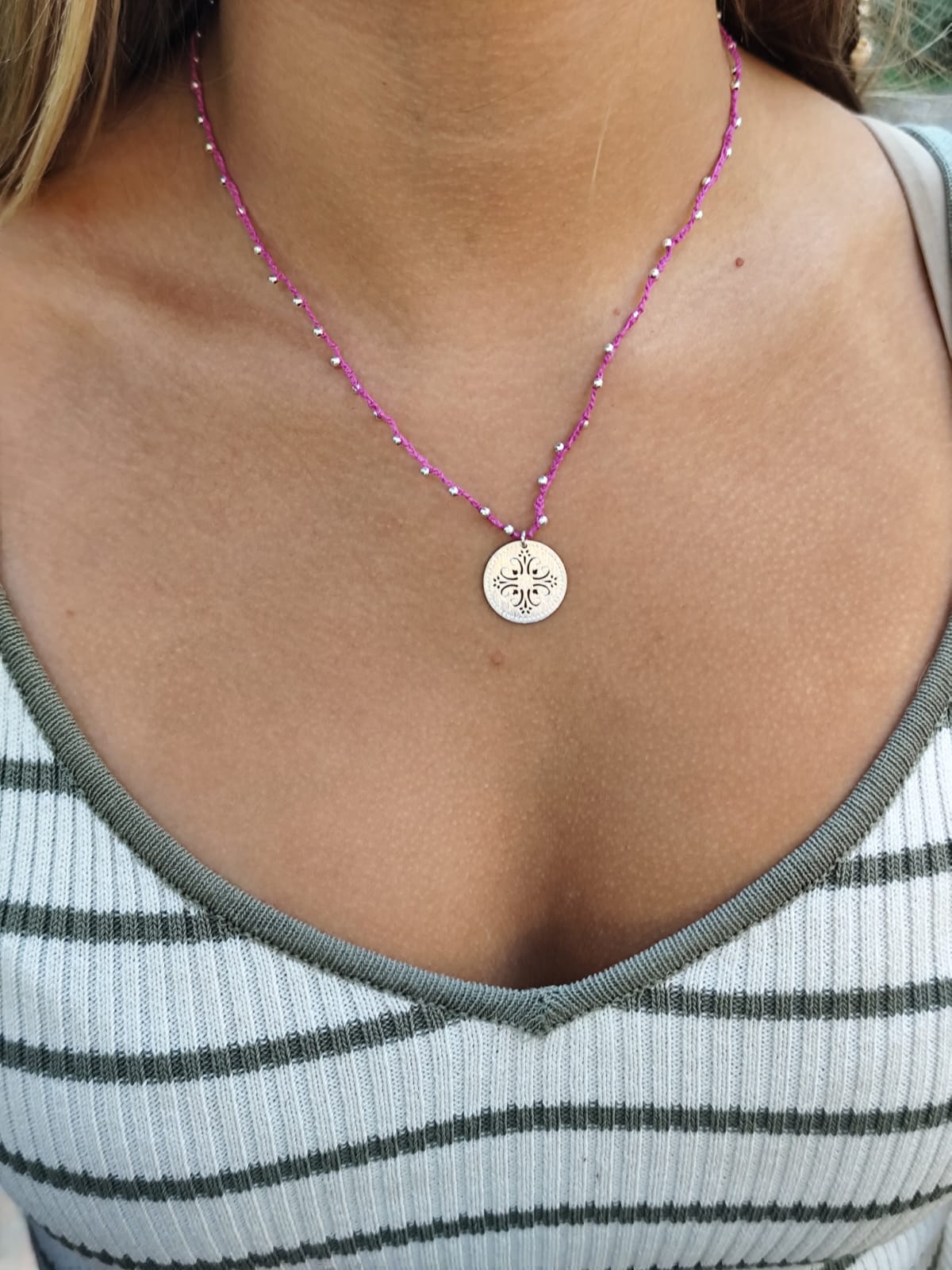 Collar Rosa con Dije Bañado en Plata
