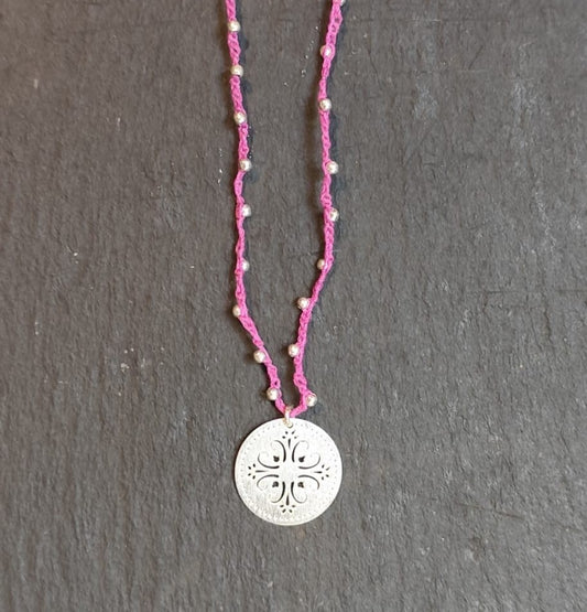 Collar Rosa con Dije Bañado en Plata