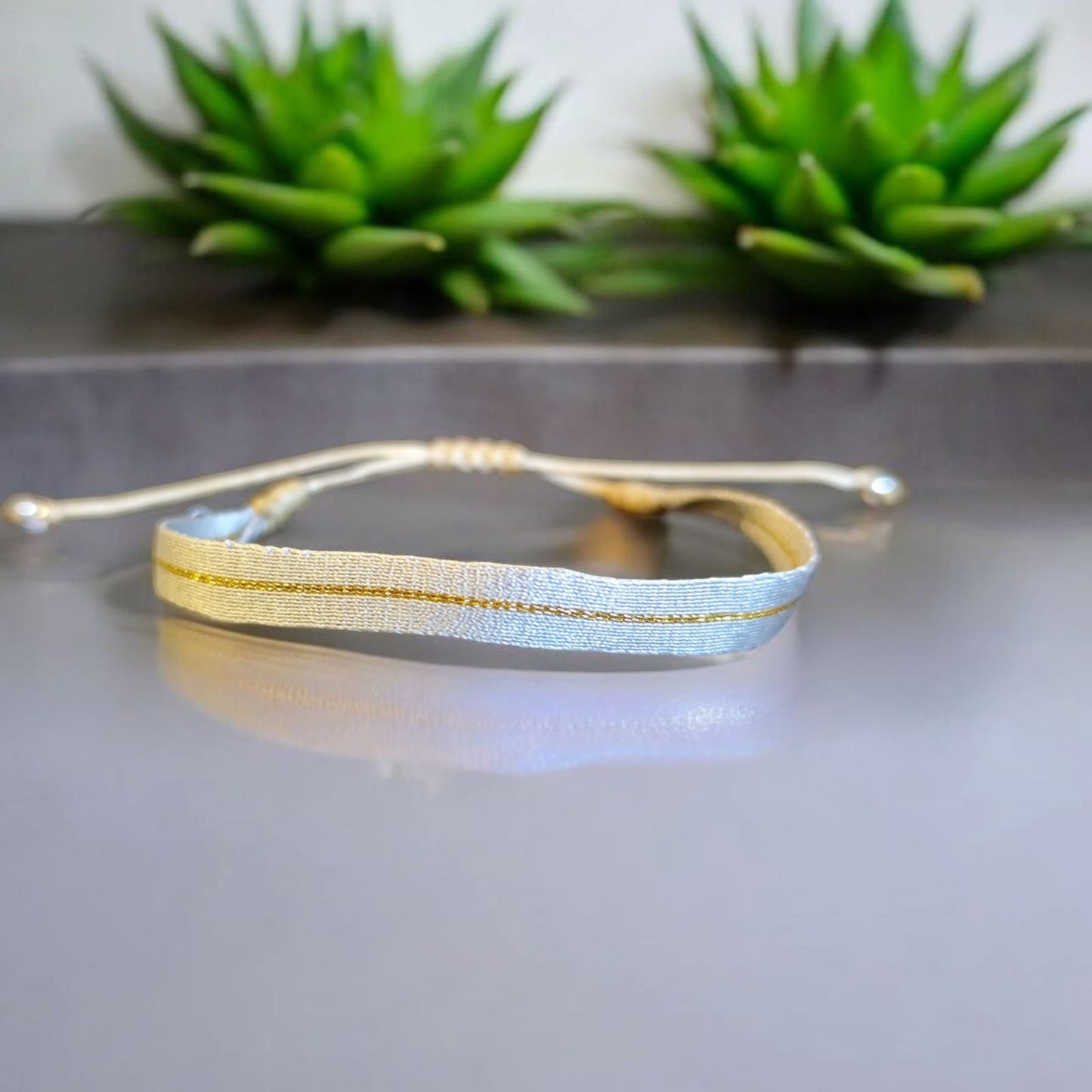 Pulseras tejidas con seda