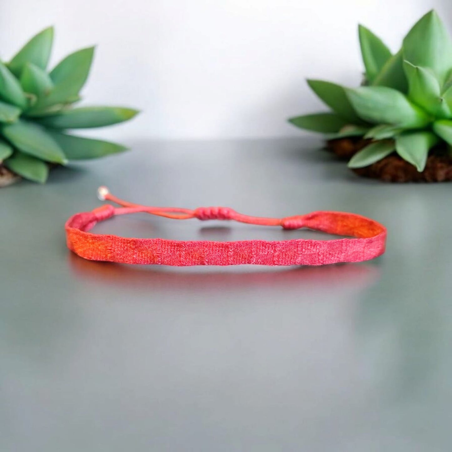 Pulseras tejidas con seda