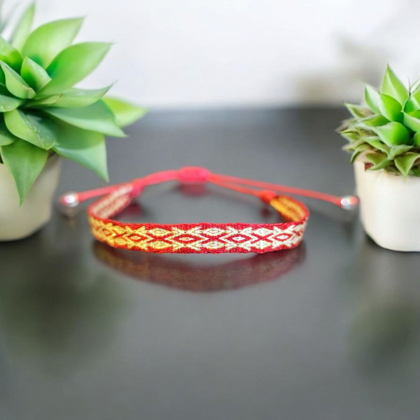 Pulseras tejidas con seda