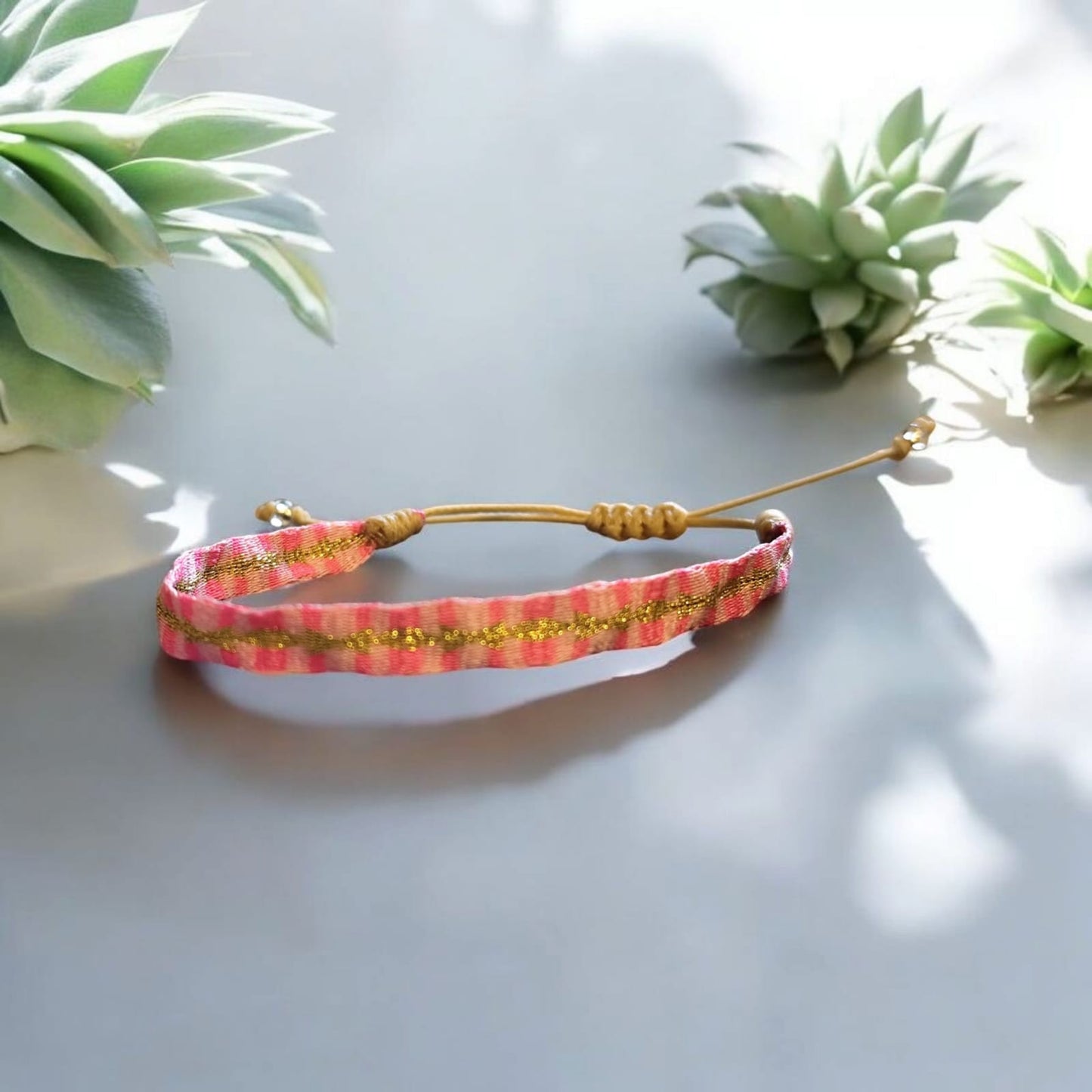 Pulseras tejidas con seda