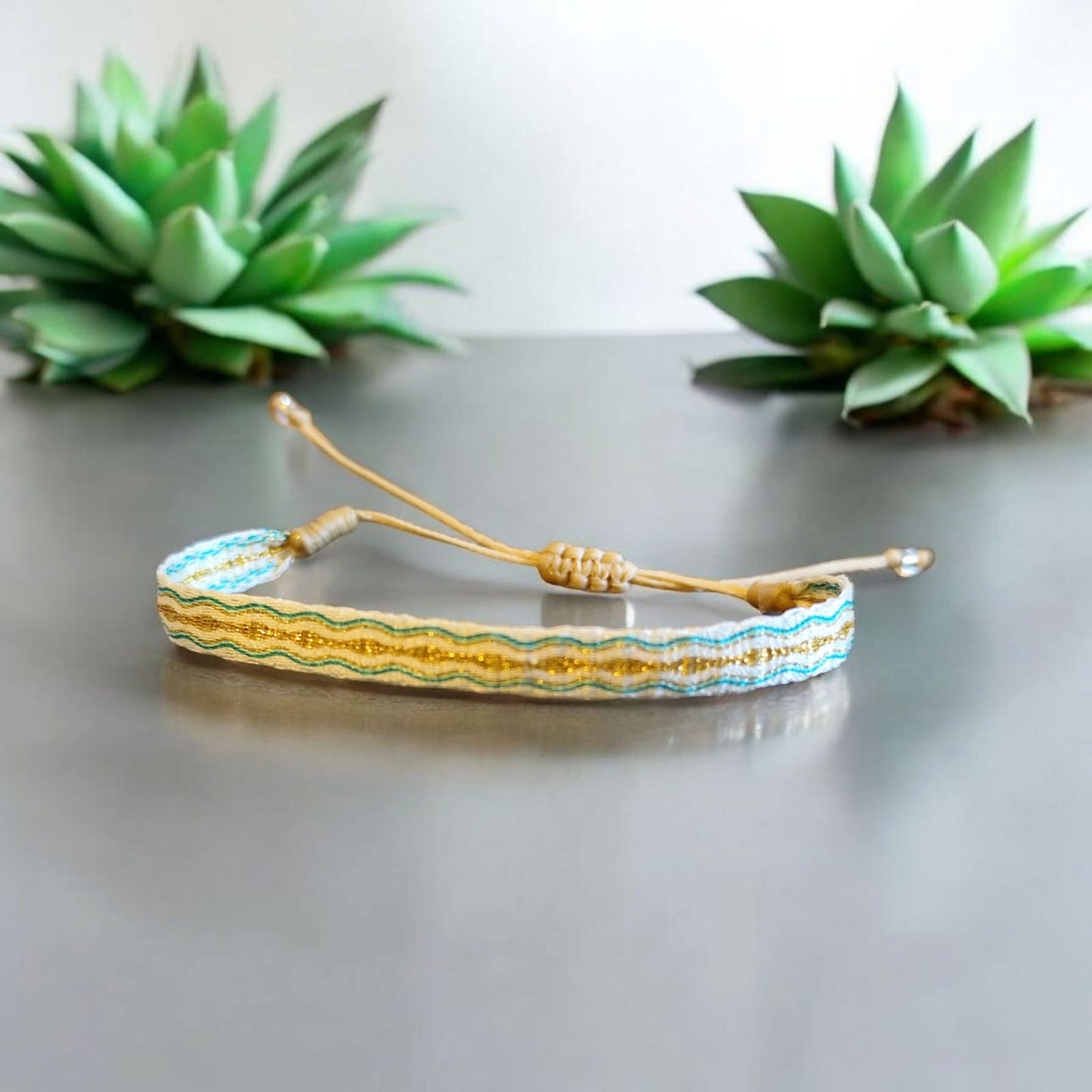 Pulseras tejidas con seda