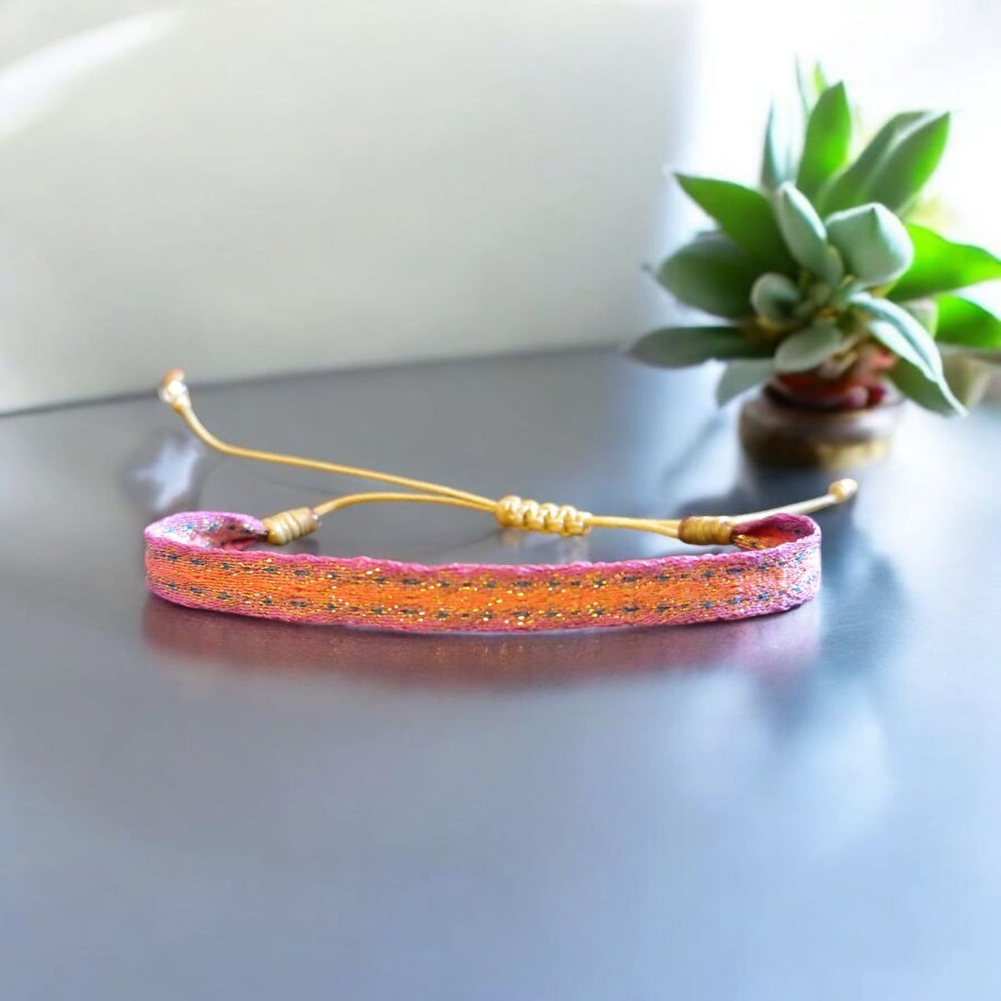 Pulseras tejidas con seda