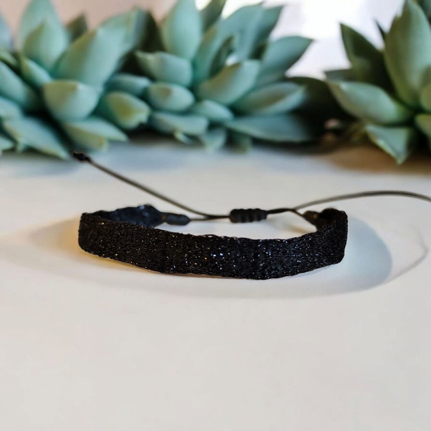 Pulseras tejidas con seda