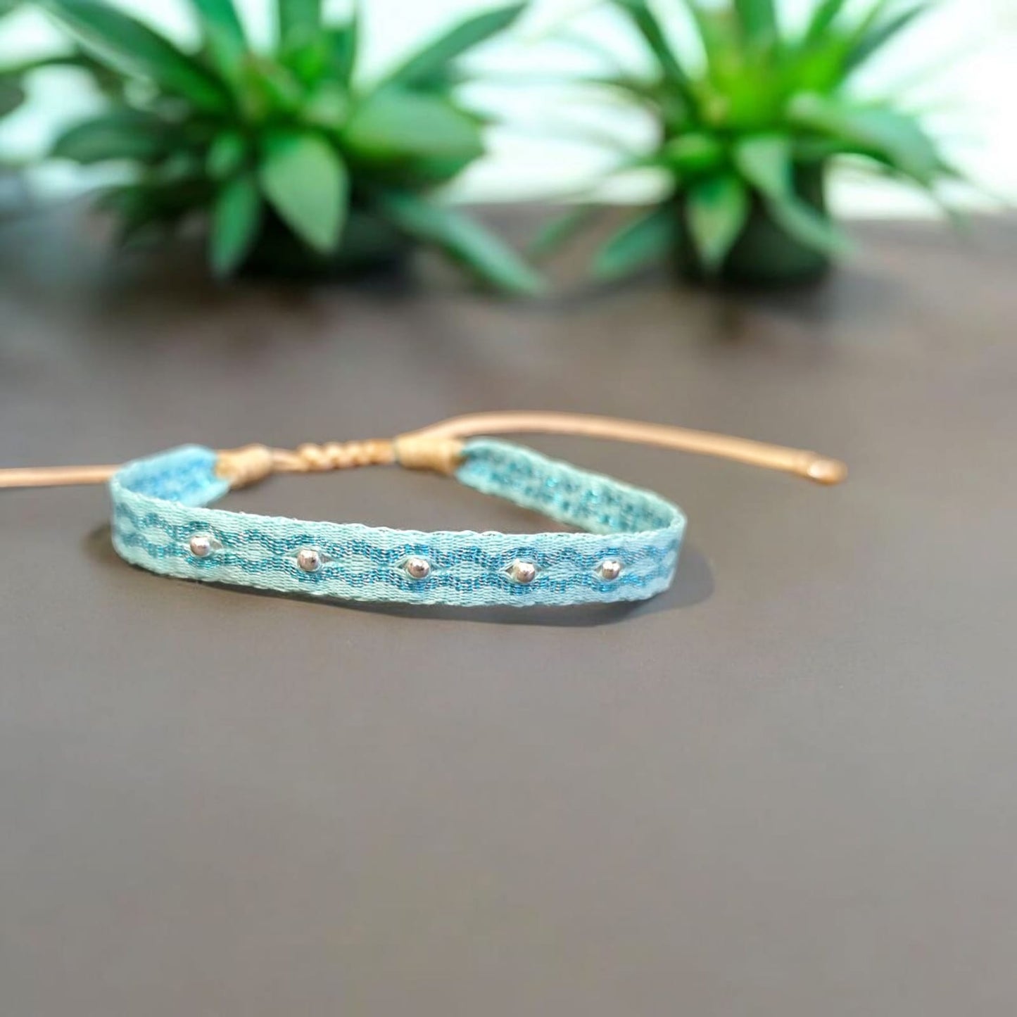 Pulseras de seda con balines bañados en plata