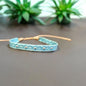 Pulseras de seda con balines bañados en plata