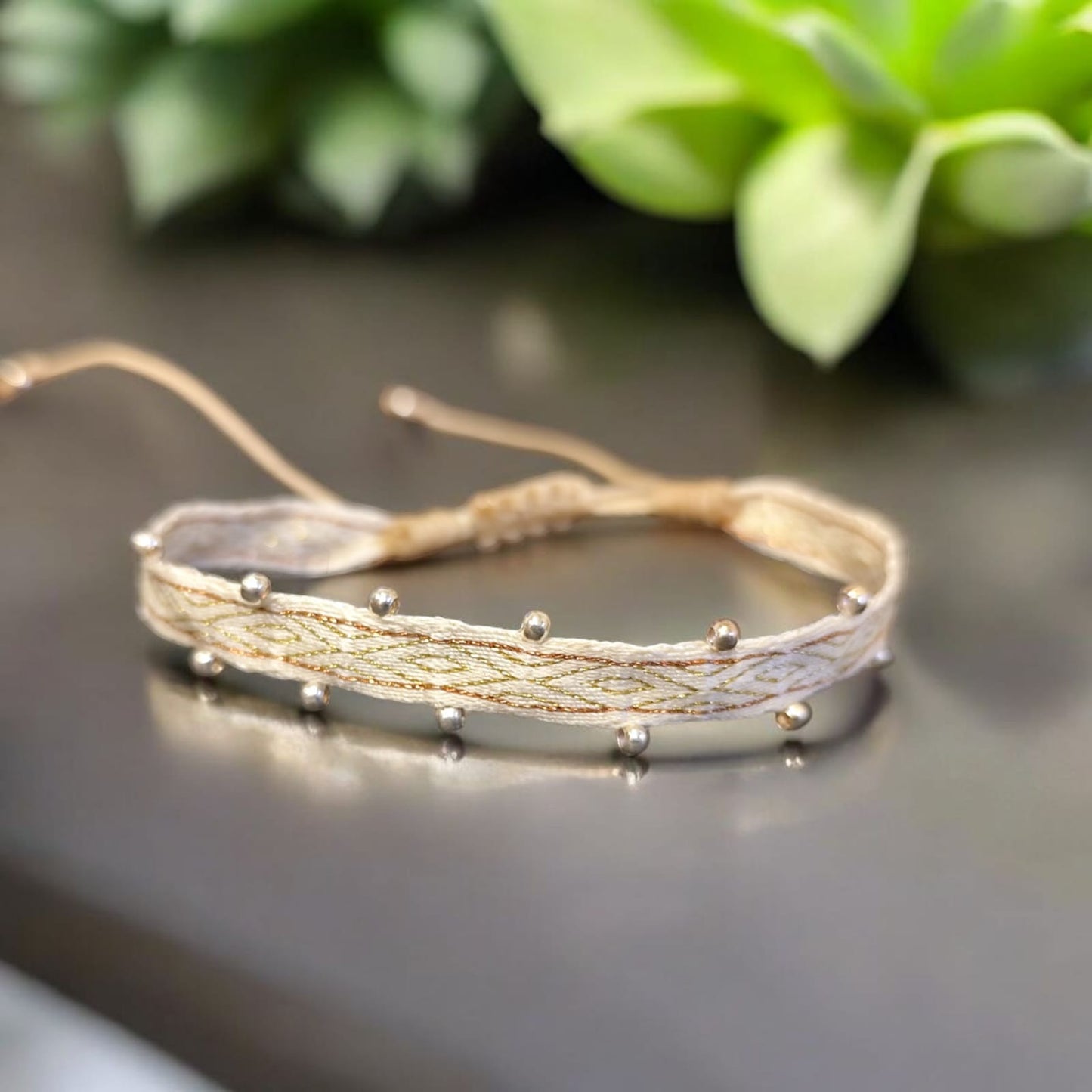 Pulseras de seda con balines bañados en plata