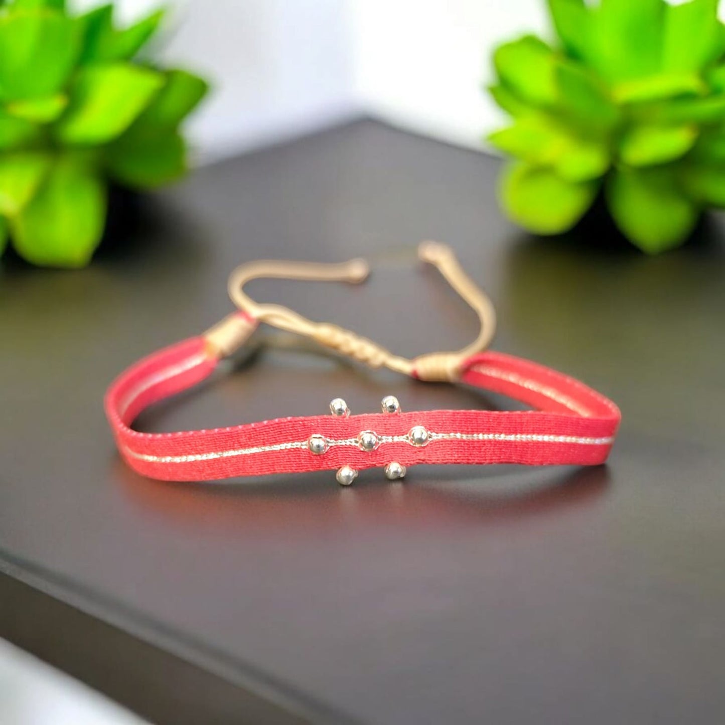 Pulseras de seda con balines bañados en plata